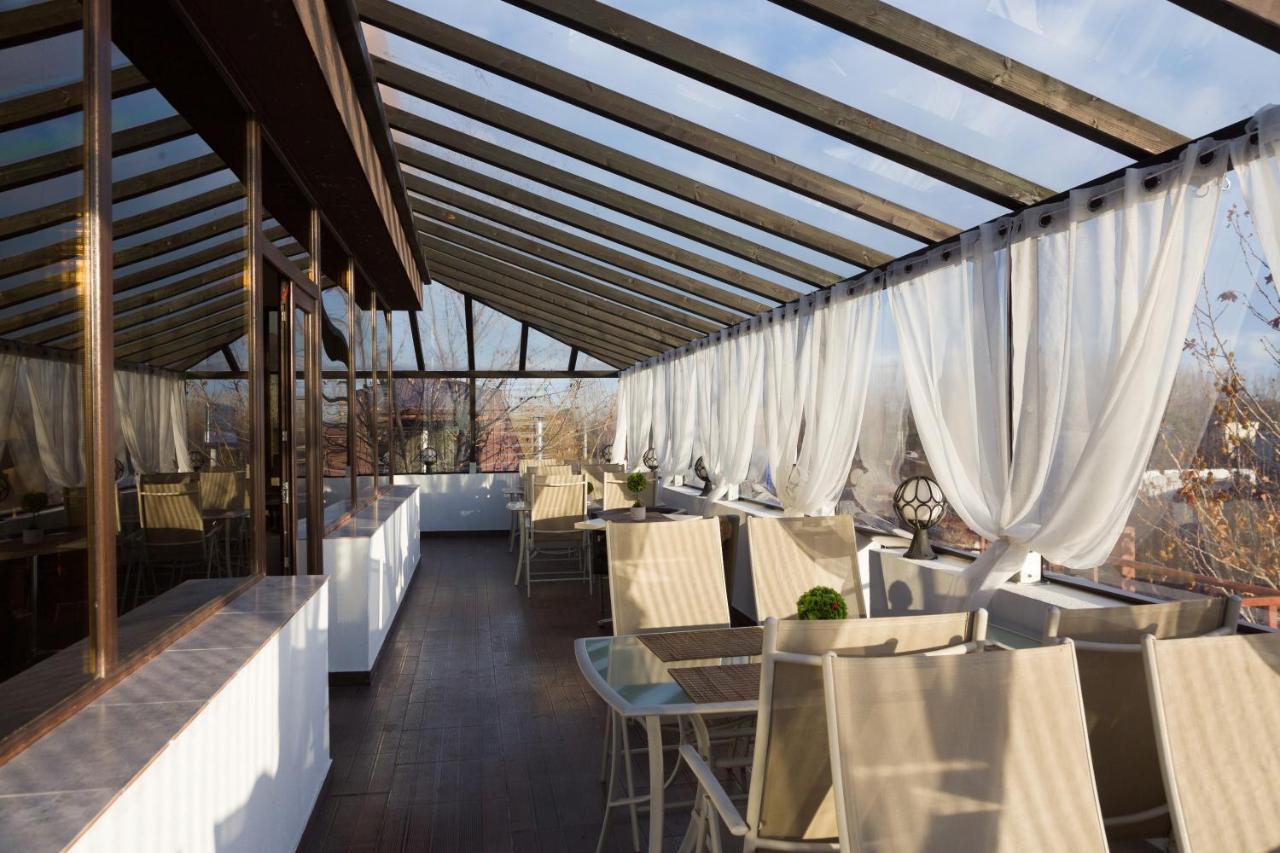 Hotel Charter Otopeni Exteriér fotografie