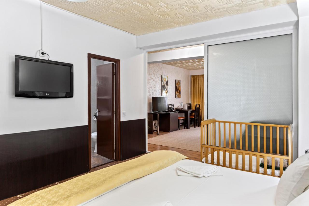 Hotel Charter Otopeni Exteriér fotografie
