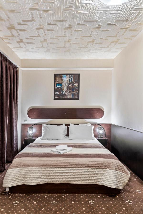 Hotel Charter Otopeni Exteriér fotografie