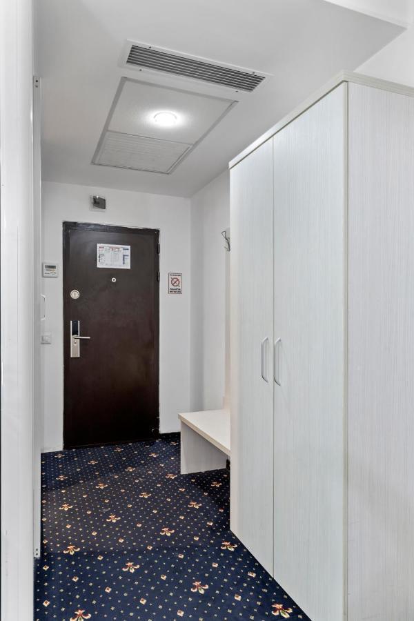 Hotel Charter Otopeni Exteriér fotografie