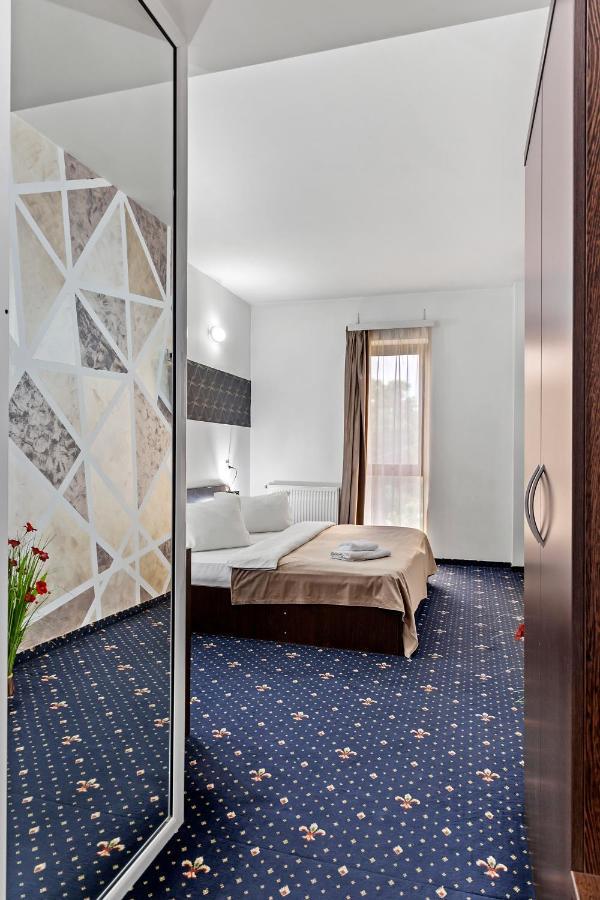 Hotel Charter Otopeni Exteriér fotografie