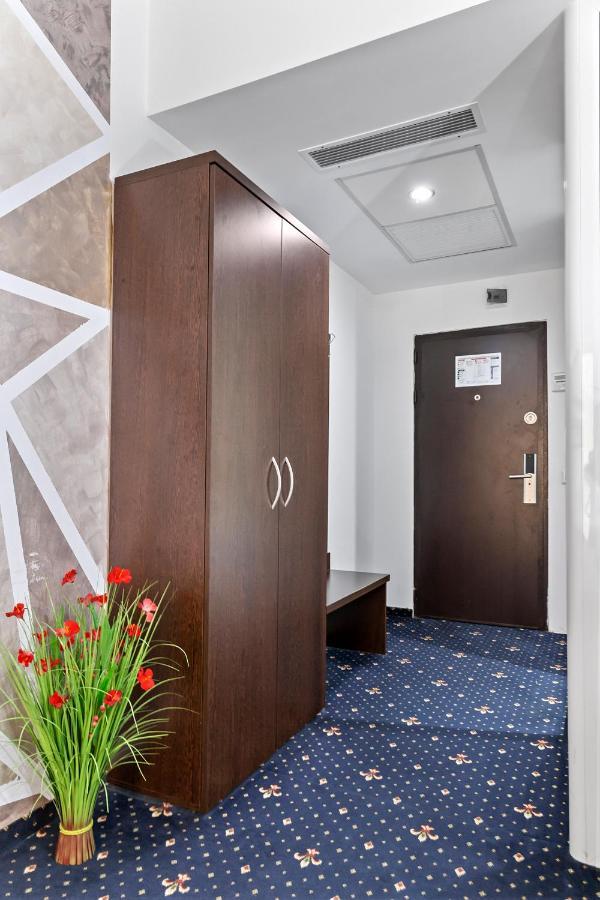 Hotel Charter Otopeni Exteriér fotografie