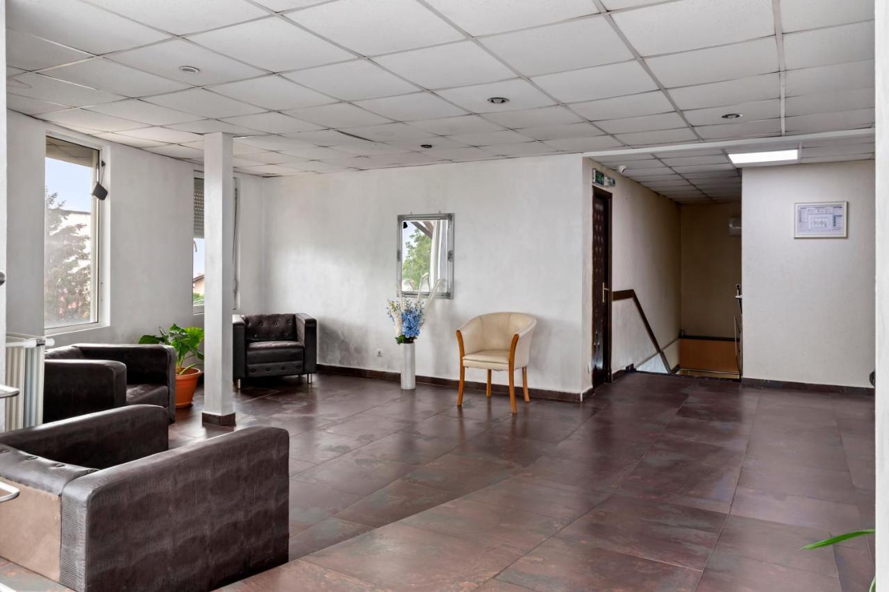 Hotel Charter Otopeni Exteriér fotografie