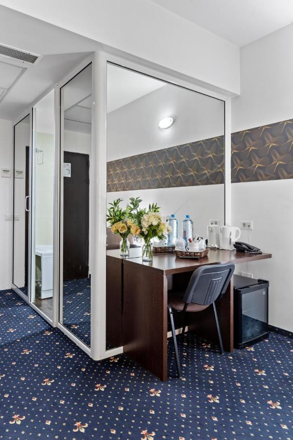 Hotel Charter Otopeni Exteriér fotografie