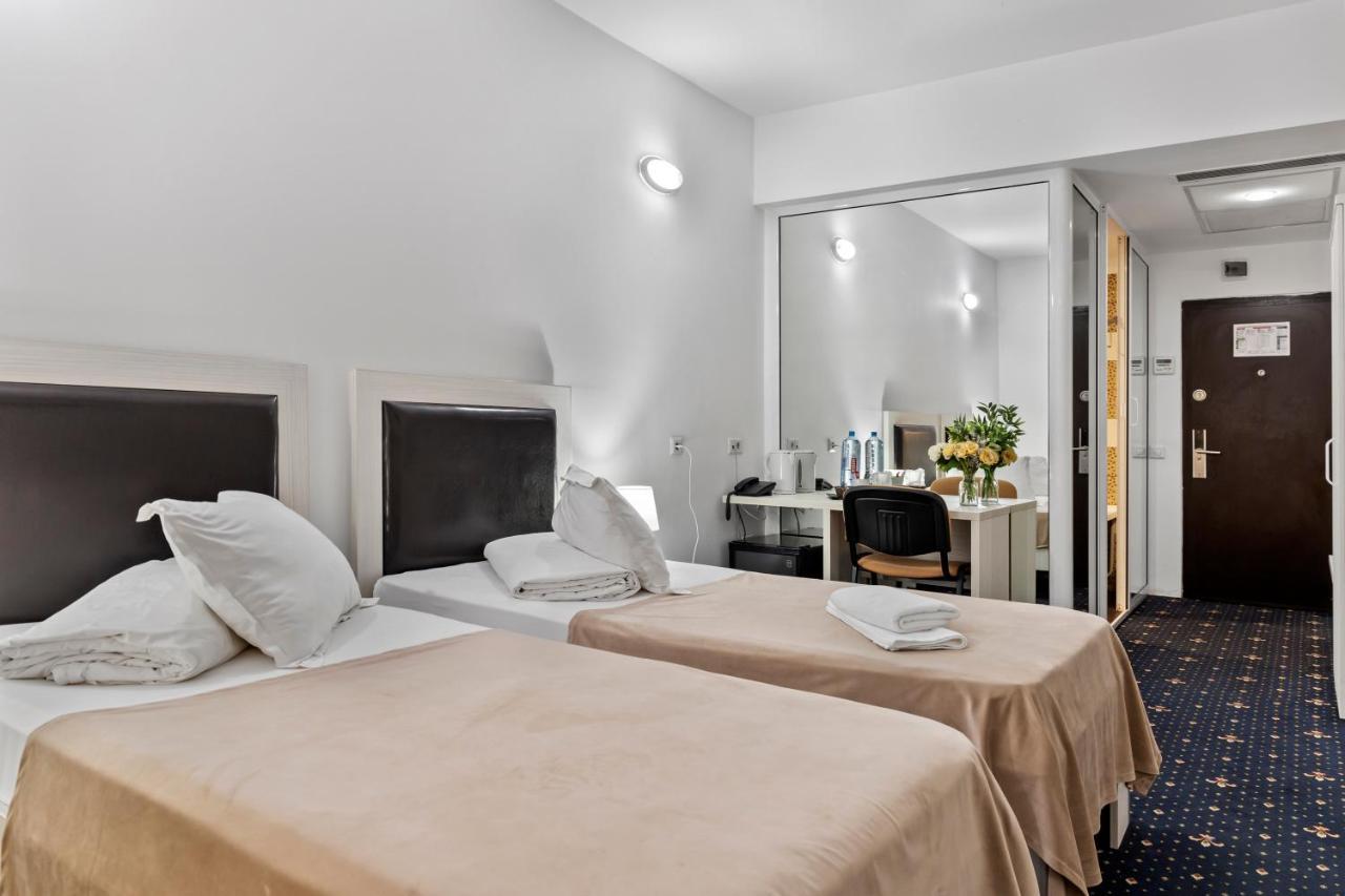 Hotel Charter Otopeni Exteriér fotografie
