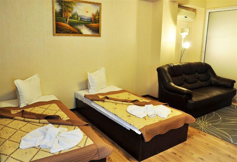 Hotel Charter Otopeni Exteriér fotografie