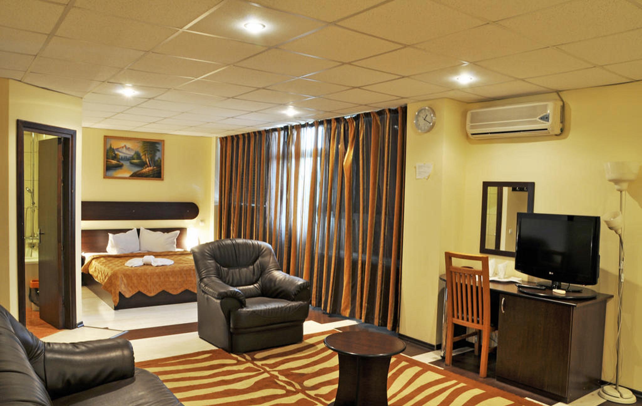 Hotel Charter Otopeni Exteriér fotografie